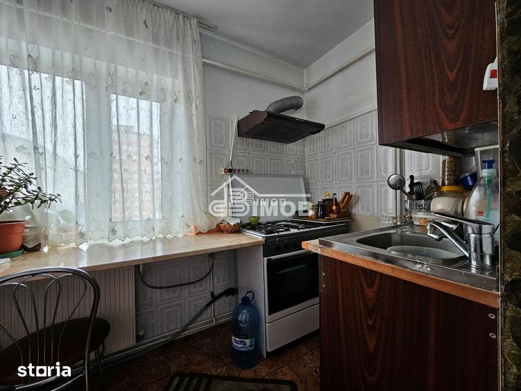 Apartament cu 3 camere semidecomandat în Micro 5