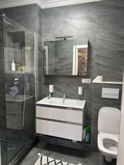 Apartament cu 4 camere semidecomandat în Florești