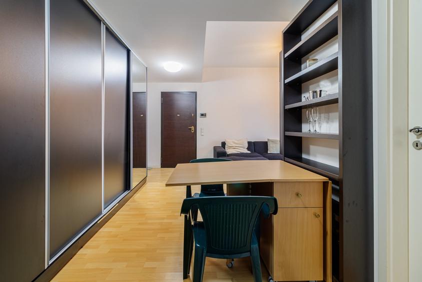 Apartament cu 3 camere semidecomandat, mobilat în Calea Călărașilor