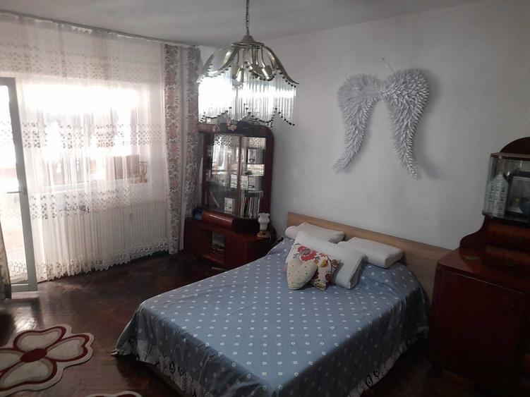 Apartament cu 4 camere decomandat în Criș