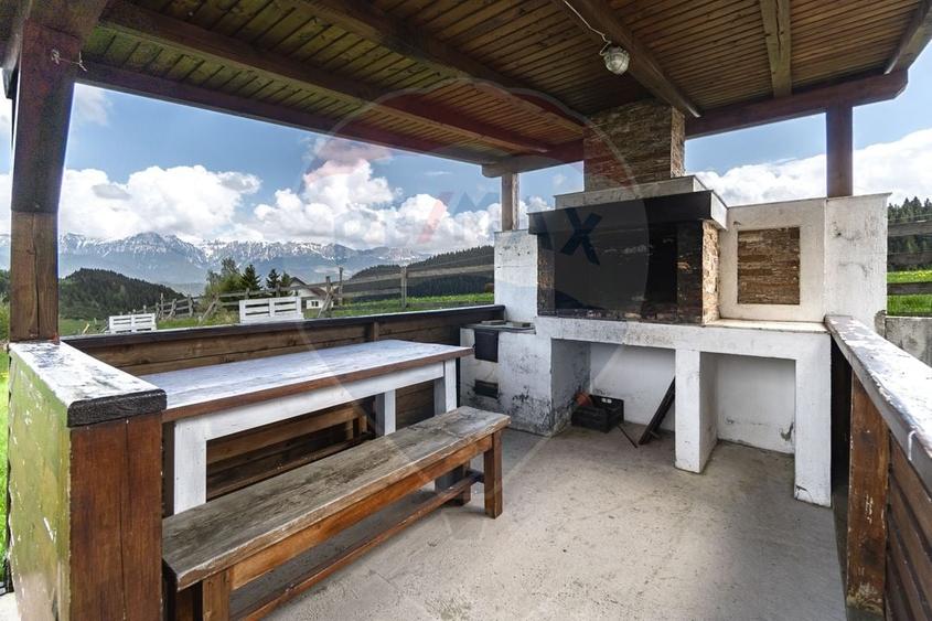 Casă individuală cu 9 camere cu Teren 3000 Mp în Fundata