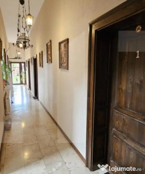 Casă cu 8 camere cu Teren 1200 Mp în Central