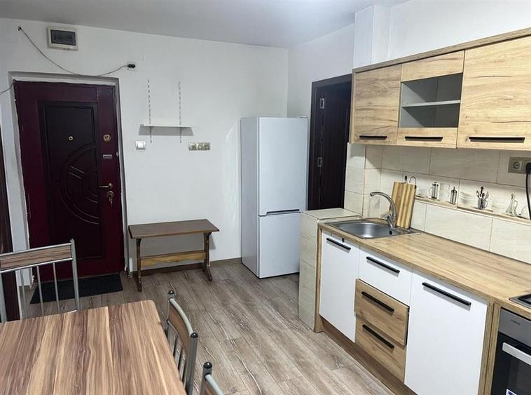 Apartament cu 3 camere semidecomandat în Rogerius