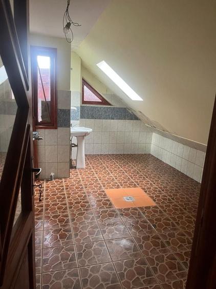 Casă individuală cu 7 camere cu Teren 400 Mp în Central