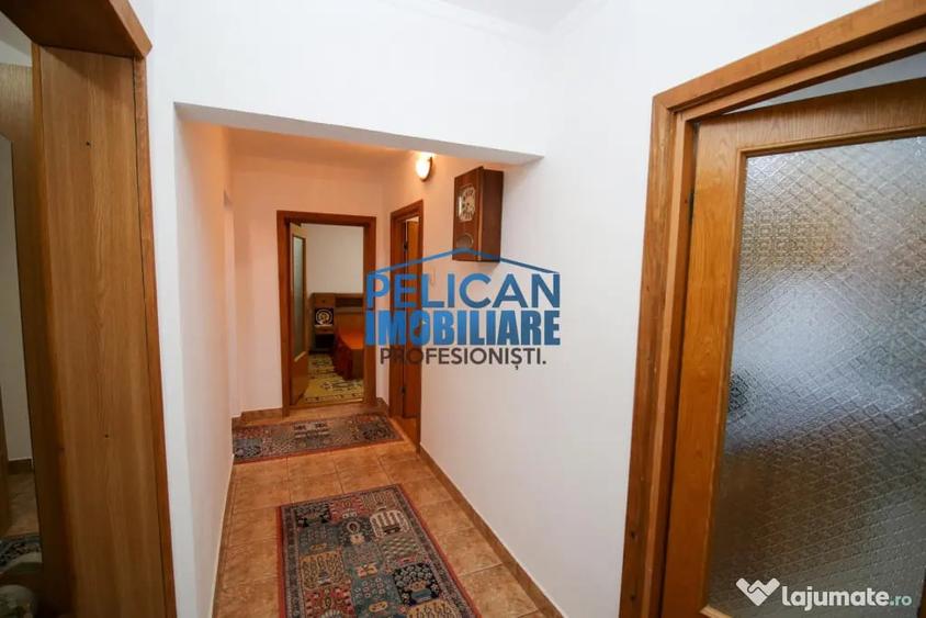 Apartament cu 3 camere decomandat în Pelican
