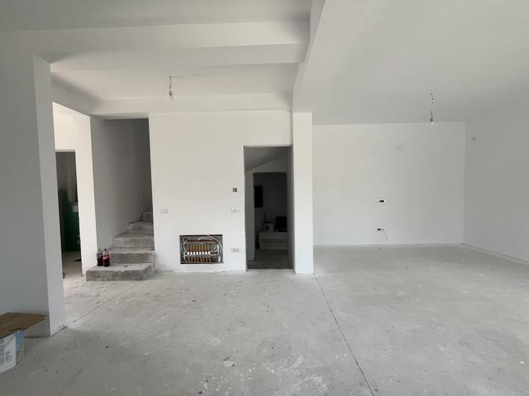 Duplex cu 5 camere cu Canalizare în Chișoda