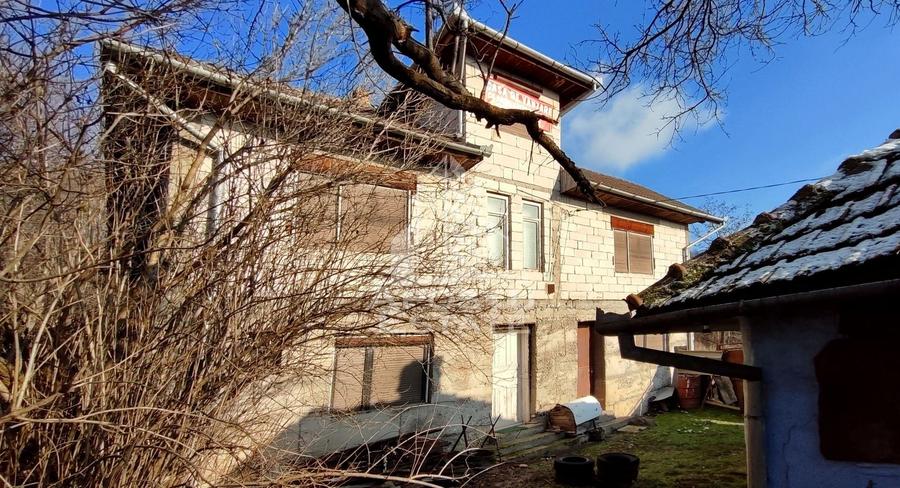 Casă individuală cu 9 camere cu Canalizare în Nord-Est
