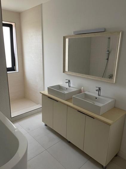 Apartament cu 3 camere decomandat în Palazu Mare