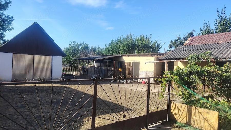 Casă cu 2 camere cu Teren 1700 Mp în Exterior Vest