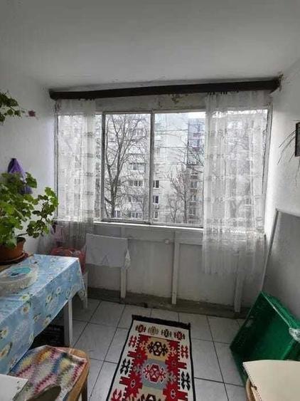 Apartament cu 3 camere semidecomandat în Crângași