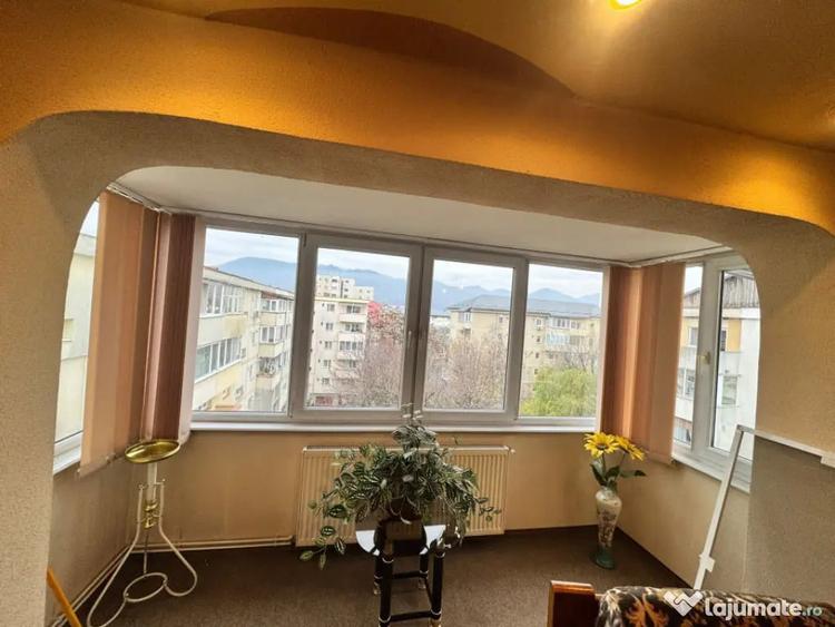Apartament cu 4 camere decomandat, mobilat în Central