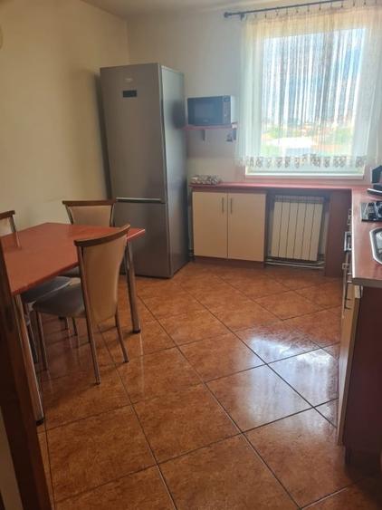 Închiriez apartament cu 3 camere, în zona Cantemir - 6