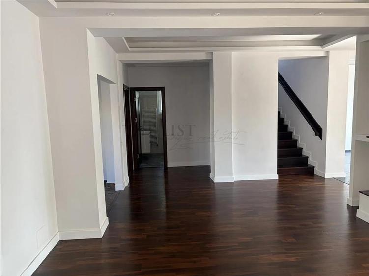 Casă individuală cu 5 camere cu Canalizare în Odăile