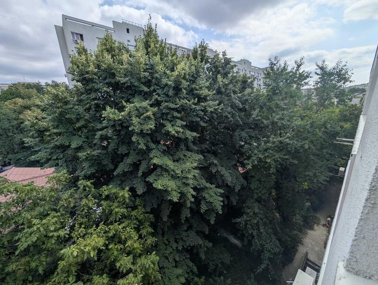 Apartament cu 3 camere semidecomandat în Gorjului