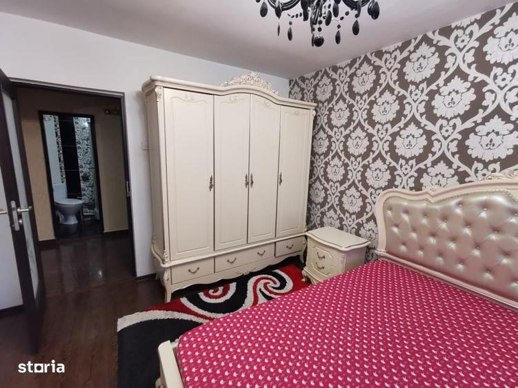 Apartament cu 3 camere în Podu Roș
