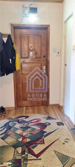 Apartament cu 3 camere semidecomandat în Central — fotografia 1