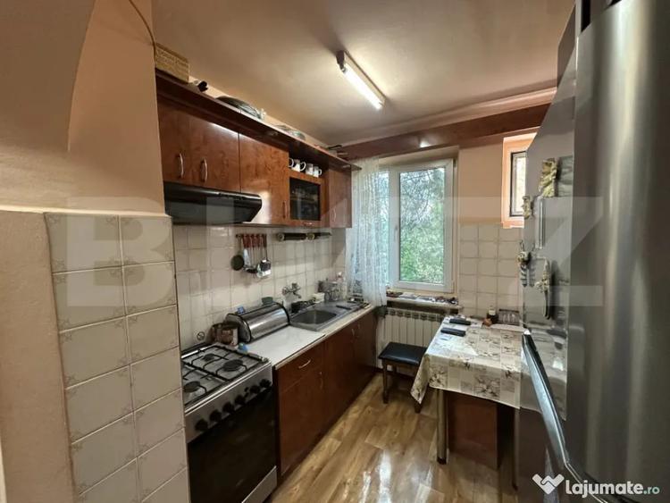 Apartament cu 3 camere decomandat în Botizului