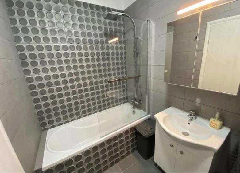 Apartament cu 3 camere semidecomandat în Roșu