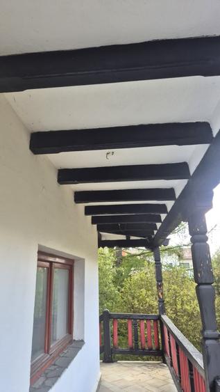 Casă individuală cu 11 camere cu Canalizare în Piatra Arsă