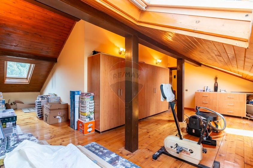 Casă individuală cu 7 camere cu Teren 3249 Mp în Central