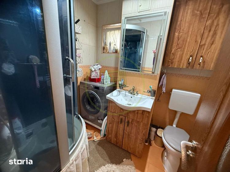 Apartament cu 3 camere semidecomandat în Craiovița Nouă
