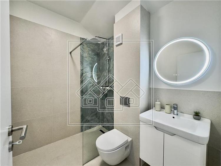 Penthouse cu 3 camere semidecomandat, mobilat în Exterior Vest