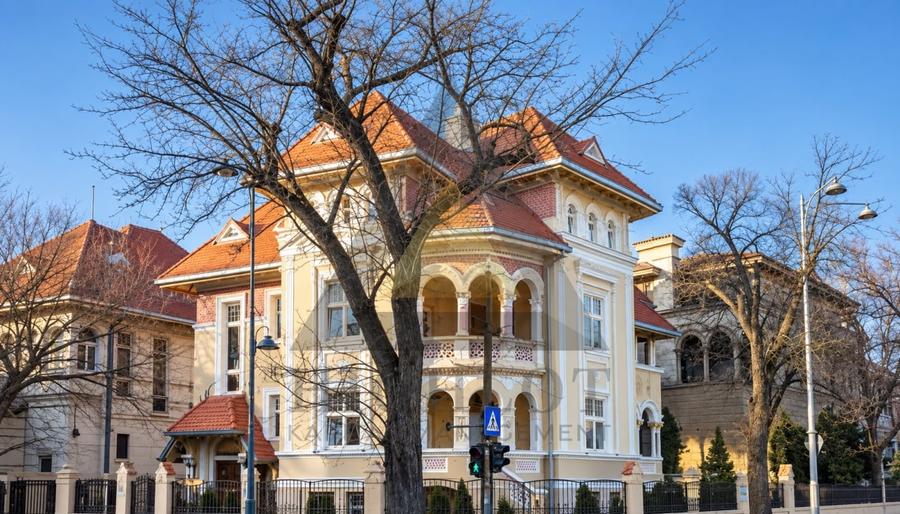 Casă individuală cu 15 camere cu Canalizare în Aviatorilor