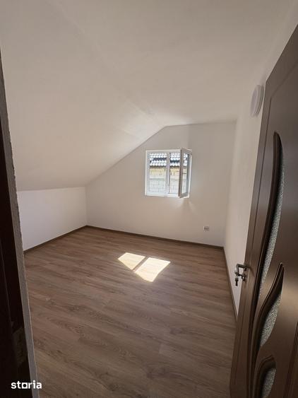 Casă cu 9 camere cu Teren 950 Mp în Cetățeni