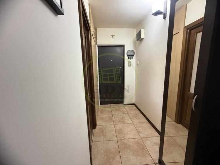 Apartament cu 3 camere semidecomandat, mobilat în Rovine
