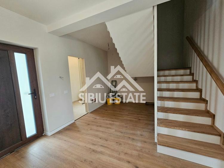 Duplex cu 4 camere cu Canalizare în Șura Mare