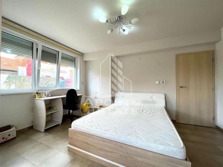 Apartament cu 3 camere semidecomandat, mobilat în Vest