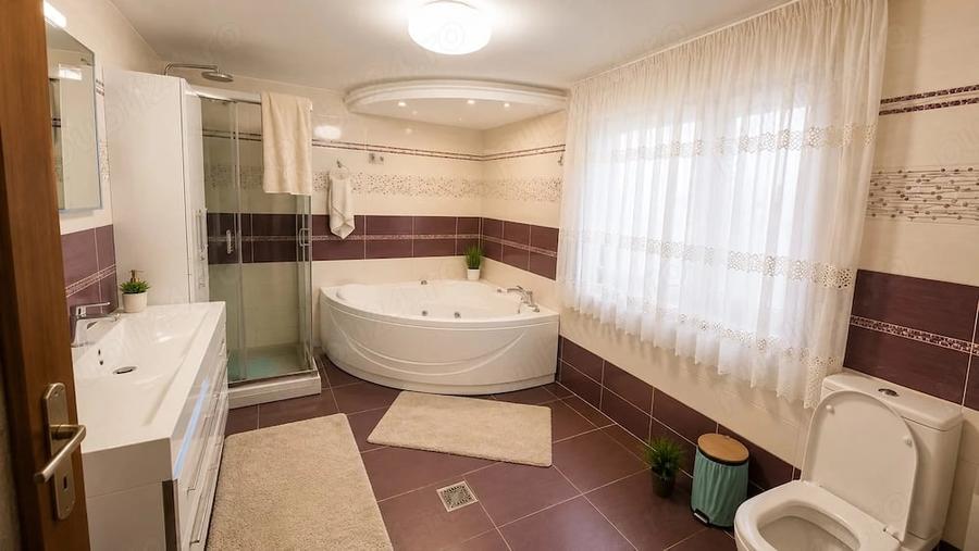 Casă cu 11 camere cu Teren 2100 Mp în Central