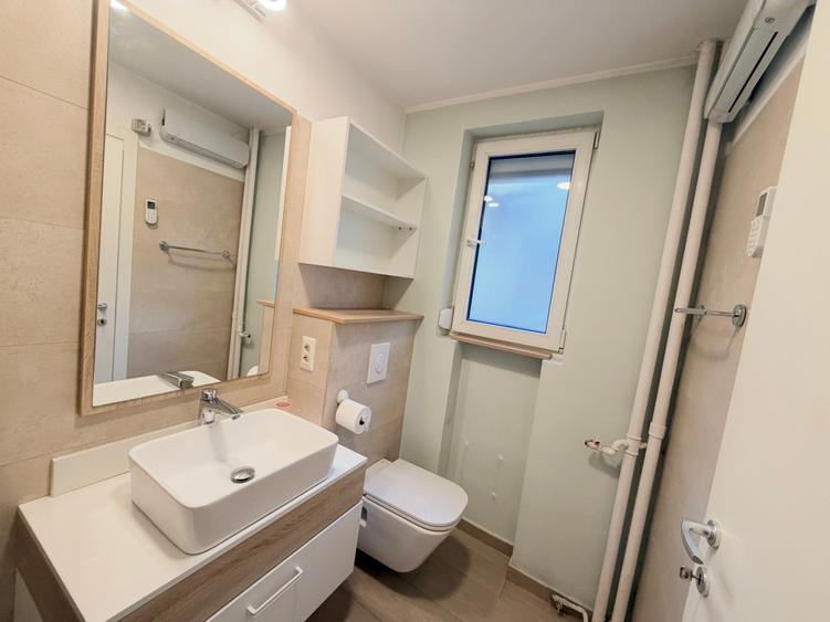 Apartament cu 2 camere semidecomandat în P-ța Victoriei