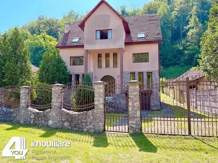 Casă cu 6 camere cu Teren 1180 Mp în Moneasa