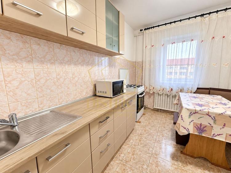 Apartament cu 2 camere semidecomandat, mobilat în Complex Studențesc