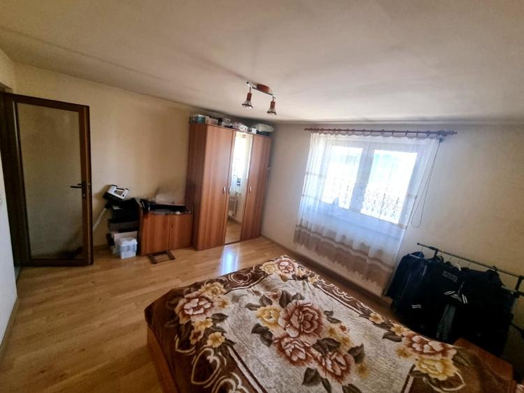 Casă individuală cu 10 camere cu Garaj în Lancrăm