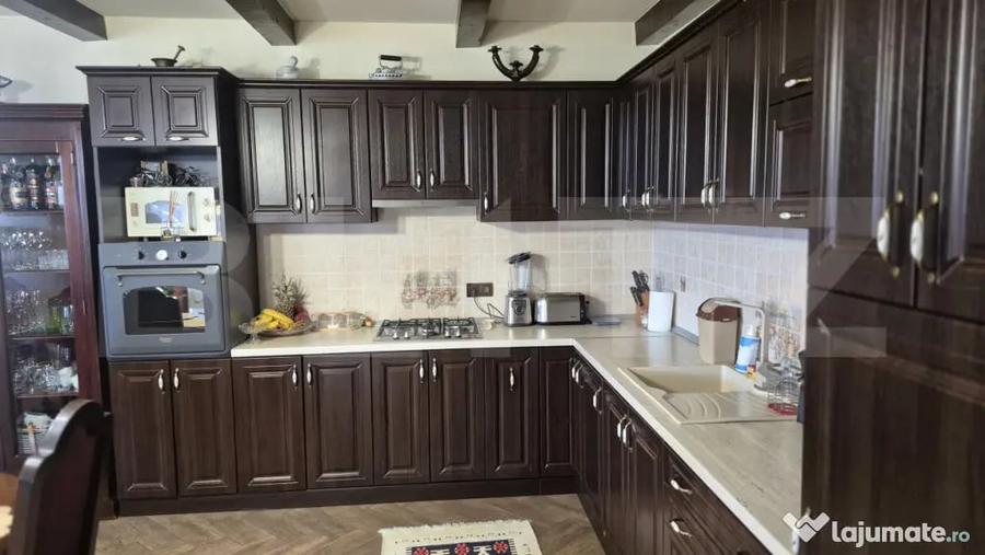 Casă cu 5 camere cu Teren 1487 Mp în Lazuri