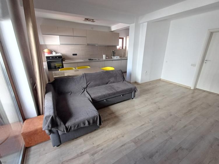 Apartament cu 3 camere semidecomandat în Militari