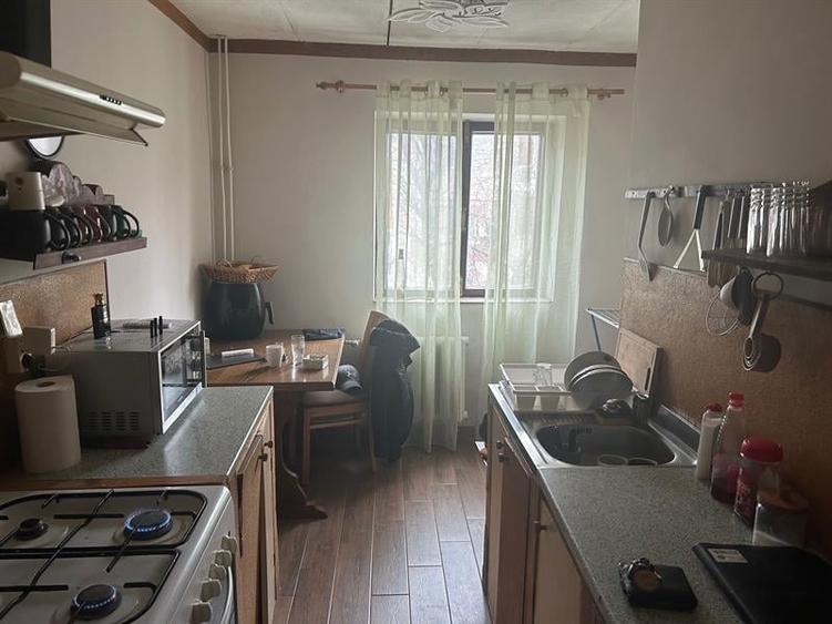 Apartament cu 3 camere decomandat, mobilat în Craiovița Nouă