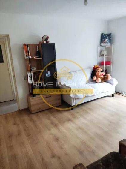 Apartament cu 3 camere semidecomandat, mobilat în Bicaz