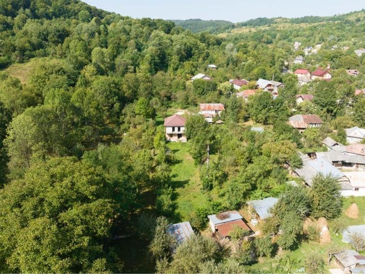 Casă cu 4 camere cu Teren 1000 Mp în Runcu