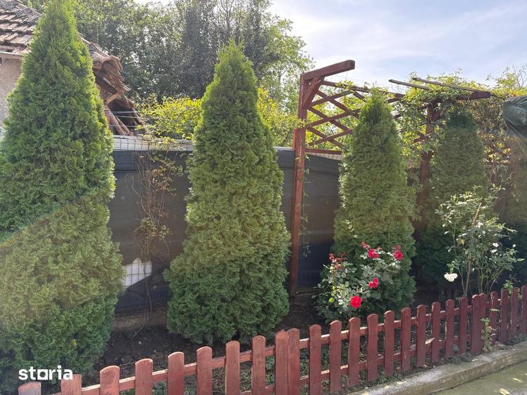 Casă cu 4 camere decomandat cu Canalizare în Sărățeni