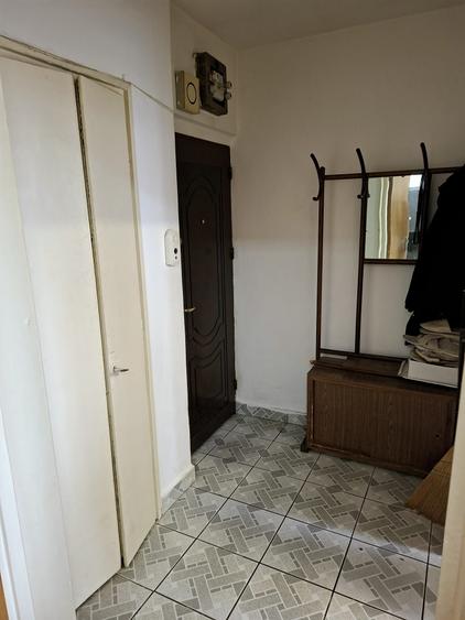 Apartament cu 2 camere semidecomandat în Craiovei