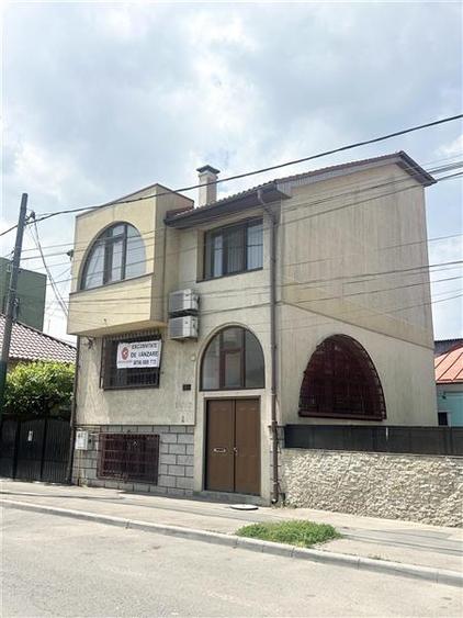 Casă individuală cu 8 camere cu Canalizare în Casa de Cultură