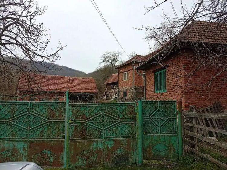 Casă cu 4 camere în Poieni (Densuș)