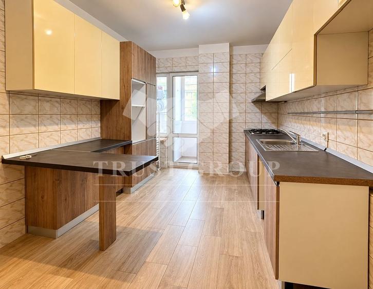 Apartament cu 4 camere decomandat în Primăverii