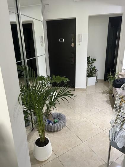 Apartament cu 3 camere semidecomandat în Crângași