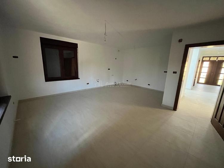 Casă cu 7 camere decomandat cu Teren 600 Mp în Central