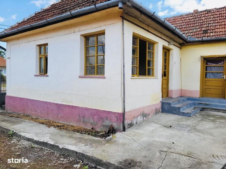 Casă cu 4 camere în Rontău