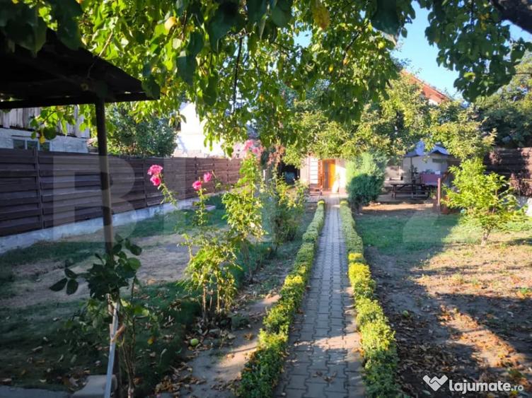 Casă cu 3 camere cu Teren 559 Mp în Romanești